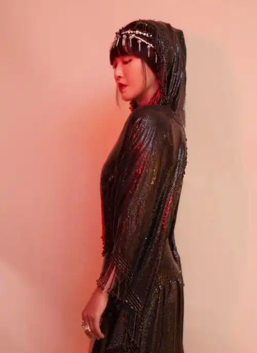 谭维维晚会献唱黑色礼服太修身圆滚小腹抢镜引发怀孕猜想