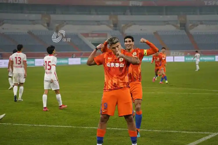 山东泰山队明日出征武汉 中超天王山之战将如期举行_山东鲁能_体育