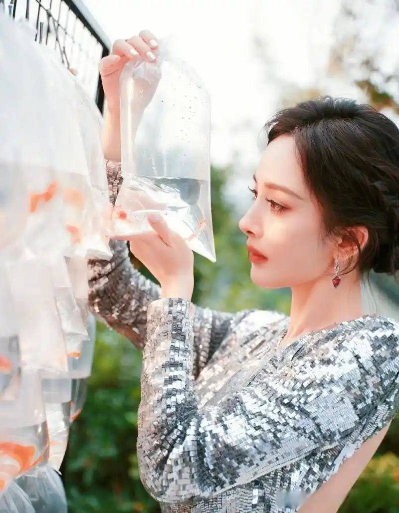 杨幂身着银色太空灵感露背礼服裙美艳绝伦,她的身材管理和气质把控力