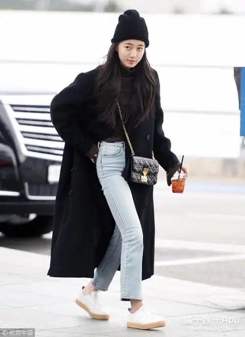 秀智机场街拍秀素颜,简约素搭也完美!