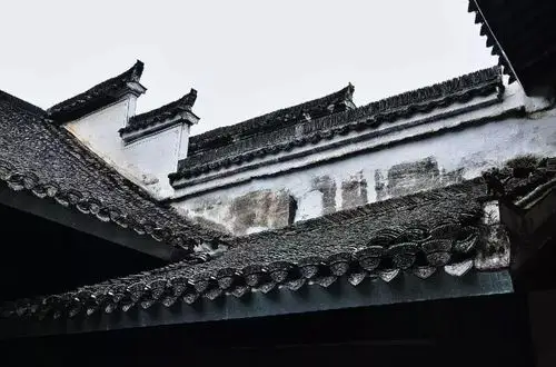 青砖小瓦马头墙灌木回廊绣阁藏