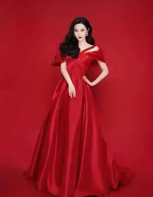 身穿红色长裙的她美艳动人,脸蛋白得皮肤闪闪发亮_风格_连衣裙_气质