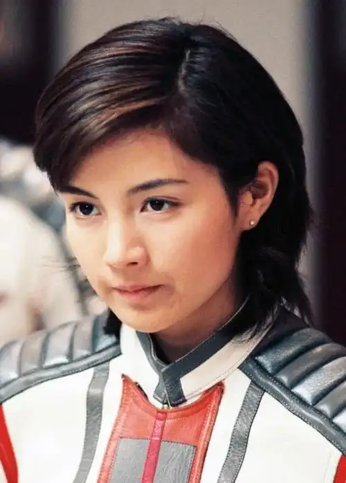 "所有人都在关心你飞得高不高,只有她在乎你飞得累不累……胜利队队长