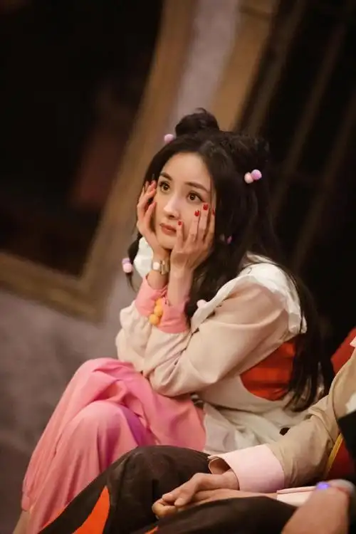 杨幂俏皮丸子头##杨幂好甜好辣