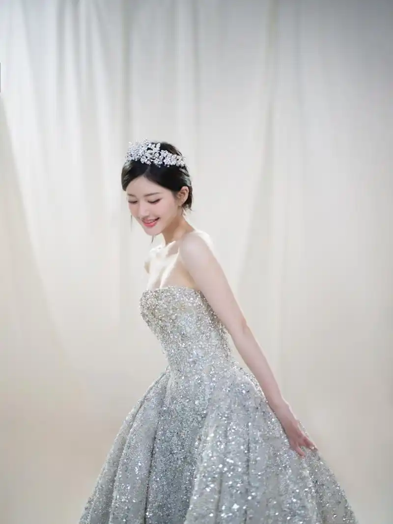 赵露思生日大片:一袭星光纱裙,曼妙甜美