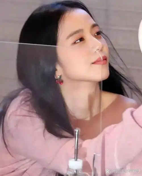 blackpink成员jisoo粉色露肩上衣,气质绝佳