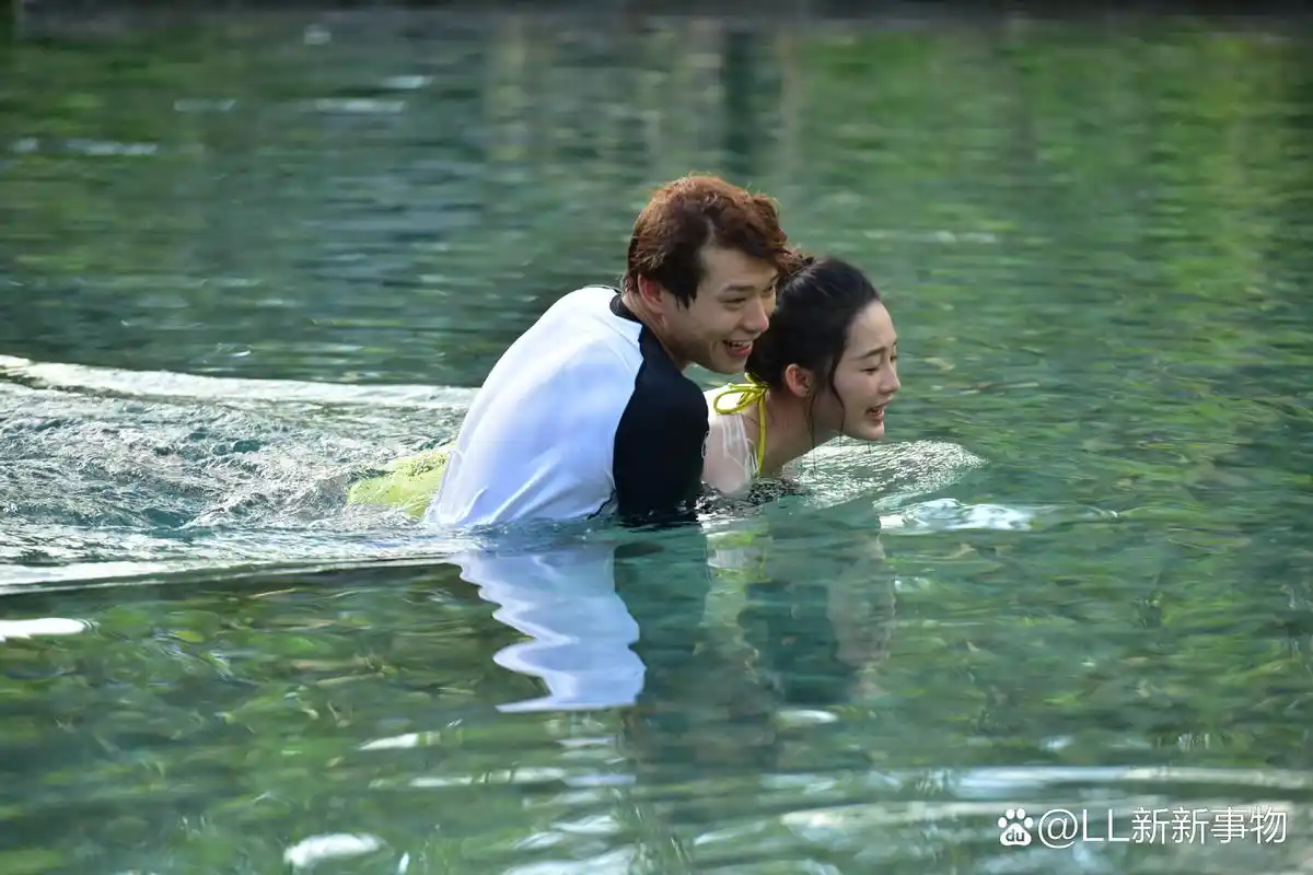 李沁 魏大勋《我们相爱吧》泳池戏水剧照#给魏大勋吹头发的是李沁