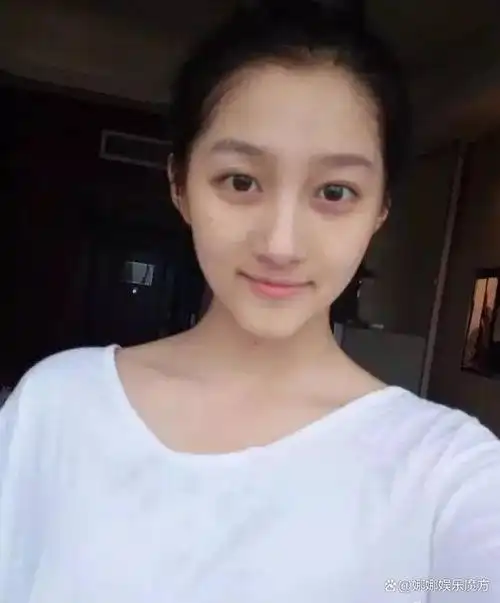 迪丽热巴的颜值真的让人百看不厌,最近一组素颜照在网络上走红!