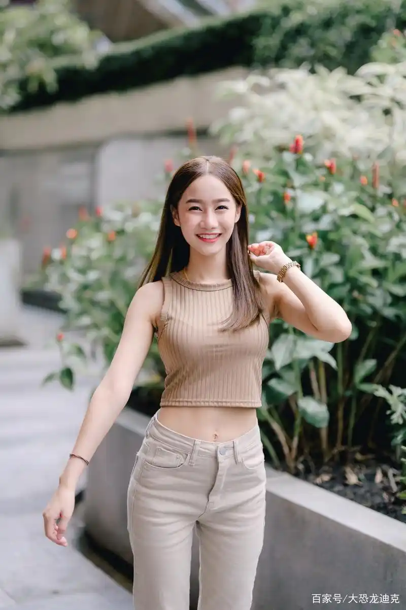 笑容灿烂又甜美的娇小女生,格外青春迷人