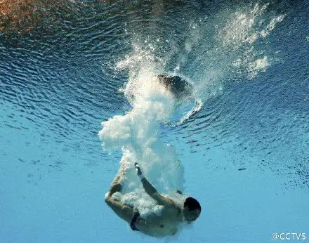 游泳世锦赛跳水3米板何超夺金