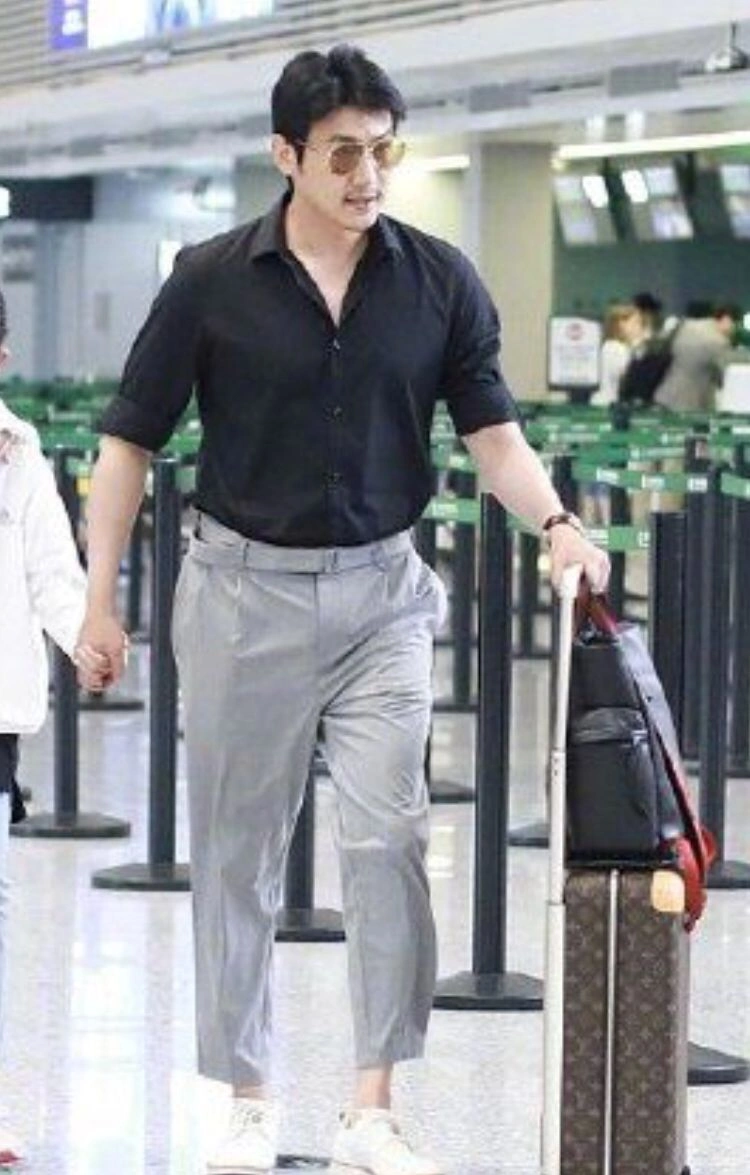 鲍蕾一家现身机场,贝儿筷子腿吸睛,陆毅中年发福"胖"若两人