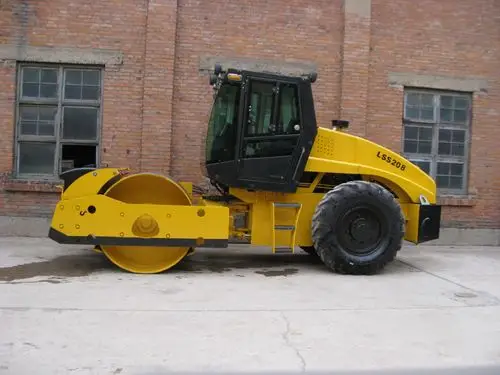 中型振动碾虽无冲击碾压功能但有自己的强项