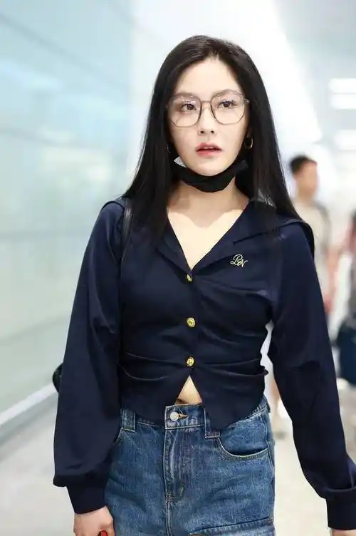 王艺瑾现身上海机场身着阔腿牛仔裤青春靓丽