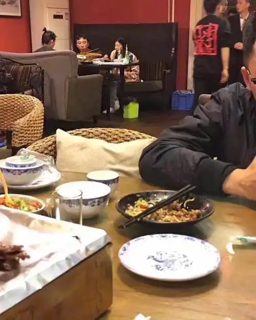 王思聪与豆得儿约会吃烧烤牵手漫步颇浪漫