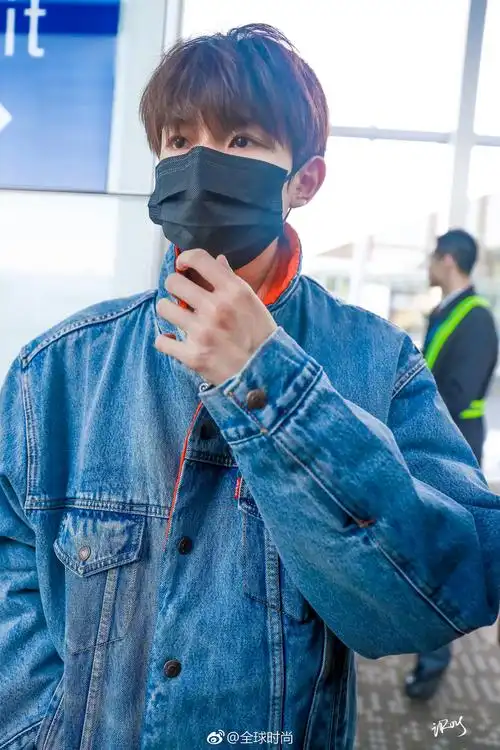 王源 耿直颜控# 王源 近日机场造型,一身牛仔造型帅气保暖,是那个