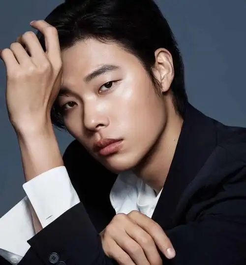 韩国艺人柳俊烈拍杂志写真展现强烈男性魅力