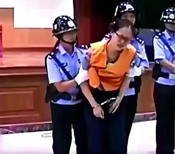 广西公审毒贩真实影像女犯人被吓得双腿发软一人立即执行死刑