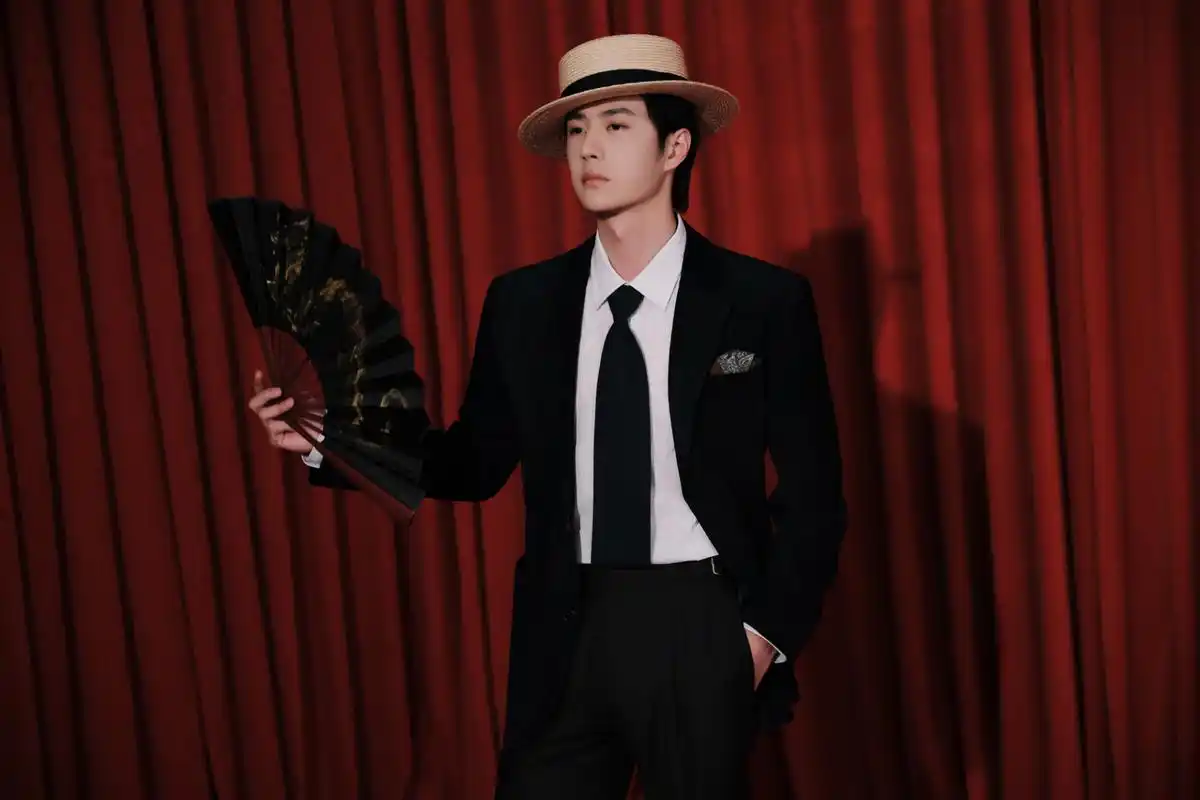 王一博# 一博身着经典的黑西装,内搭白衬衫,配上醒目的黑领带,这无以