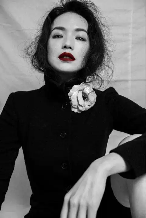 舒淇慵懒吸烟装造型抢眼卷发与红唇相得益彰