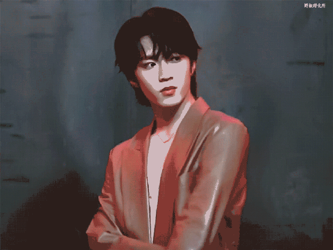 gucci上海大秀#90#刘耀文卡其色皮衣#锁骨处的凹陷真的太犯规了