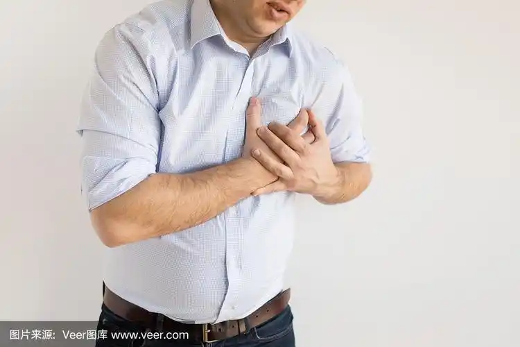 男人痛得捂着胸口.心脏病的症状.