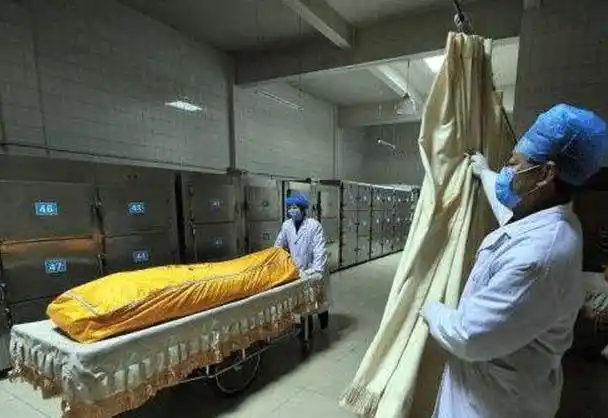 每年在王耀手中变成人体标本的尸体高达50具,他就这样每天的劳累,惊恐