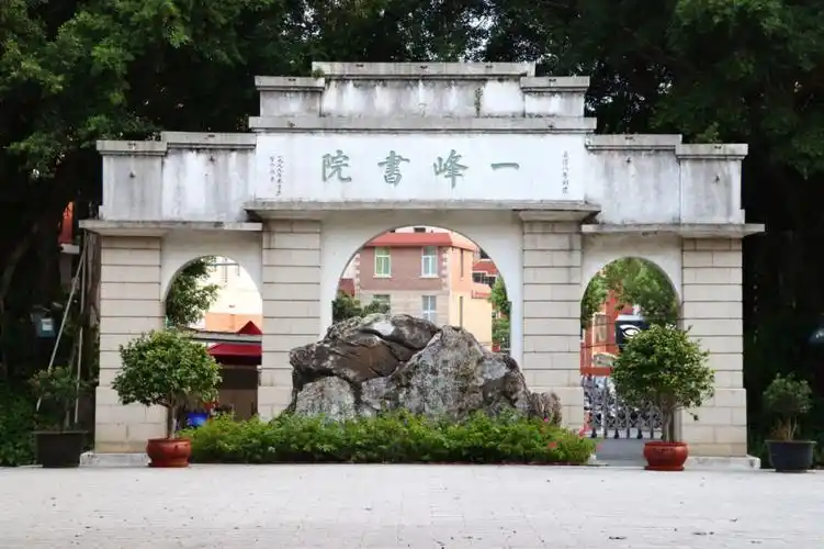 一所以"第一"命名的中学,这里往往也成为当地教育的标杆,古城泉州亦同