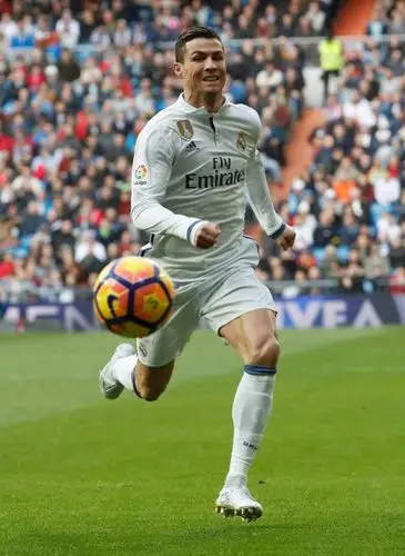 足球明星c罗皇马时期场上奔跑