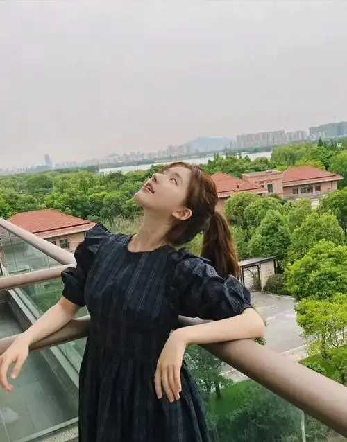 今天停更,正式宣布#赵露思 #赵露思侧脸照 # - 抖音