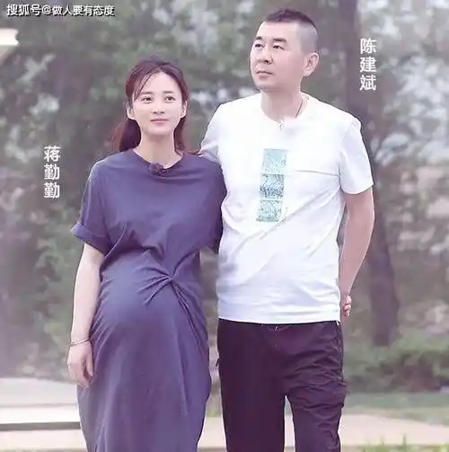 原创48岁蒋勤勤再获影后公开示爱陈建斌撒狗粮夫妻恩爱引网友羡慕