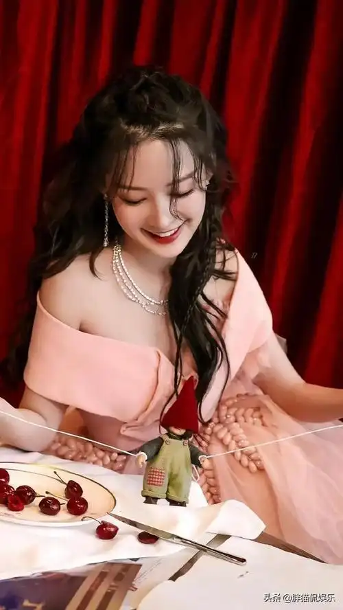 李沁一身粉色长裙化身美丽公主玩木偶的那一刻让人忍不住心动