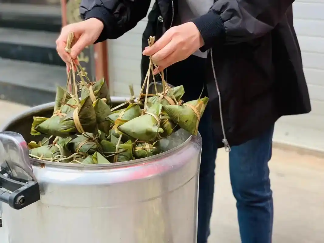 病毒无情,人间有爱 女伴三姑这几天专门包粽子捐给各个村庄 刚 - 抖音
