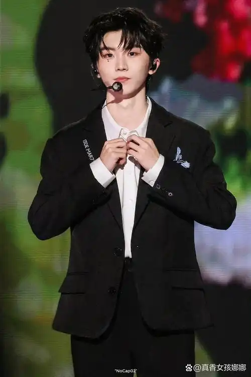 动态连更挑战# #马嘉祺# 马嘉祺手捧鲜花站在那里,清冷贵气又优雅