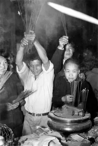 老照片1960年的台湾:走在乡间的小路上
