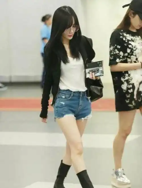 迪丽热巴走路步伐跨度惊人,完爆驼背杨幂外八景甜