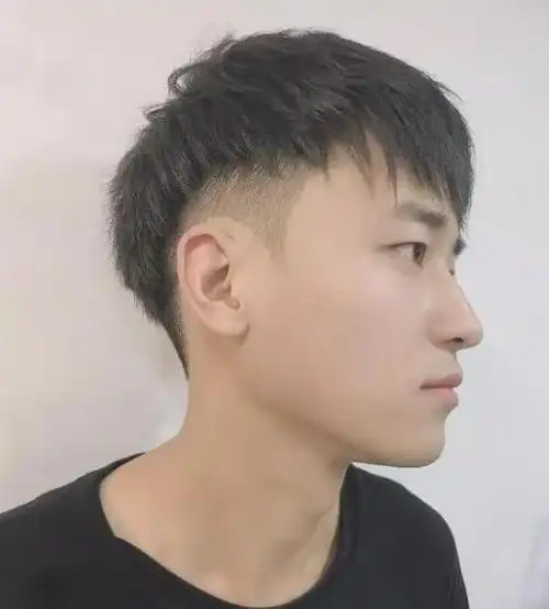 变成比较稀疏的碎刘海样式,这个发型更加适合年轻的男生,会有一种青春