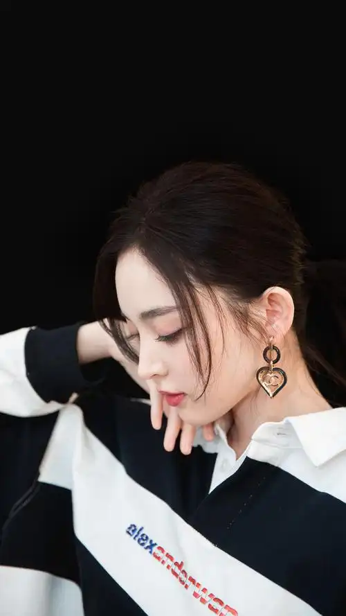 1/2下一页尾页时间:2021-11-30浏览:(411)标签:古力娜扎格式:jpg热门