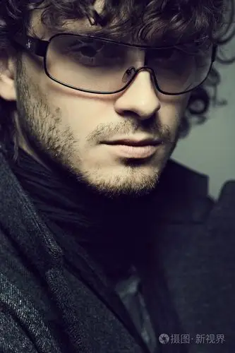 眼镜的男人照片-正版商用图片050brc-摄图新视界