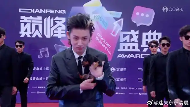 穿着西装梳着大背头抱着小狗走红毯,王琳凯超绝松弛感9615,又可爱