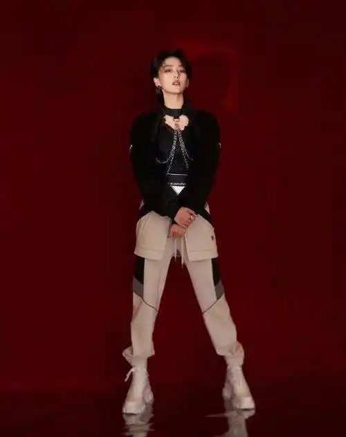 张馨予首次挑战说唱,穿搭酷帅比例优越,粉丝:可以接偶像剧男主_造型_