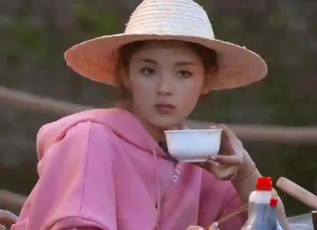 原创杨超越在农村化浓妆,偶像包袱过重,卖惨过度引人反感