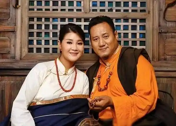歌手降央卓玛:因丈夫高颜值疯狂倒追,婚后生3胎,现在幸福美满