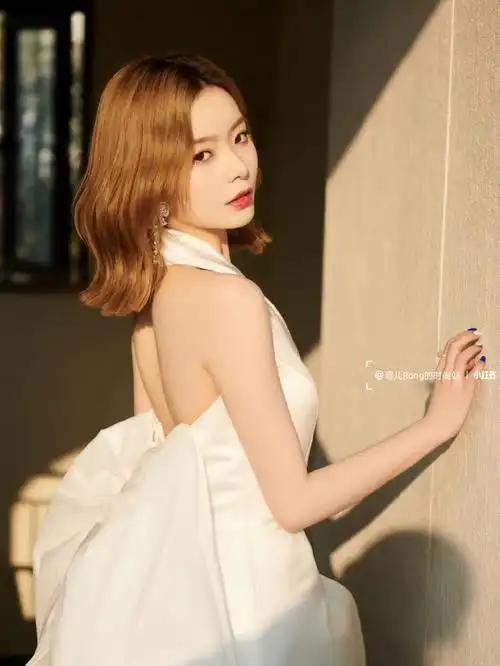 陈卓璇露背礼裙暖光大片