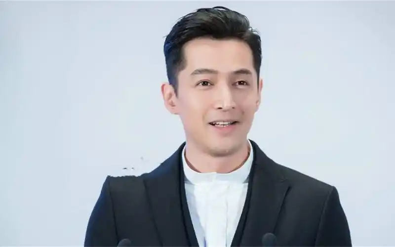 胡歌官宣结婚当爸!晒女儿照片引热议,老婆身份曝光是圈外人