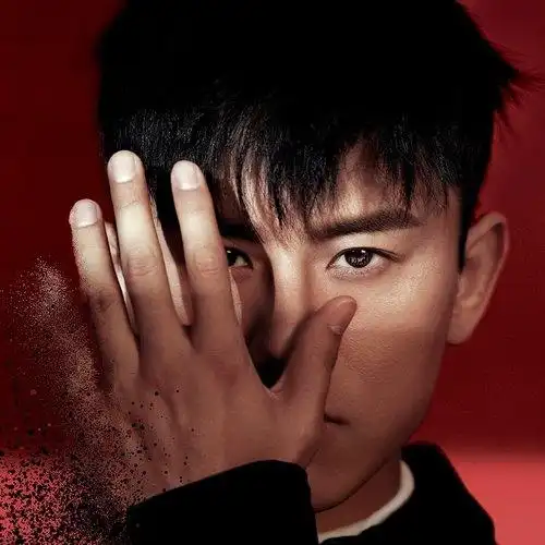 该说不说张杰是懂如何拍出帅照的