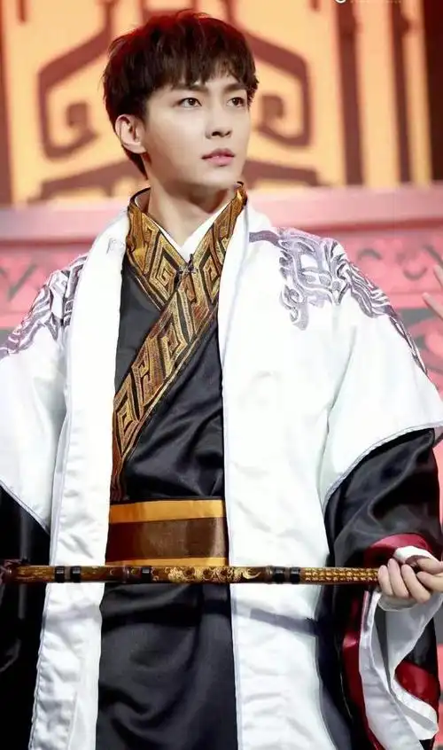 炎亚纶明道上综艺毫无偶像包袱,两人古装扮相温润如玉风度翩翩