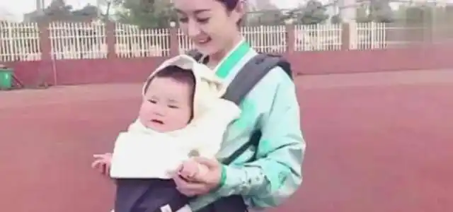 赵丽颖带儿子逛街看到儿子五官长得和冯绍峰一般直呼基因强大