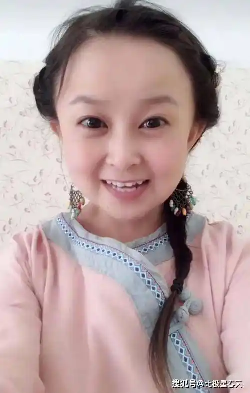 身高只有1米28的朱洁不做演员转行当网红婚后被丈夫当成宝