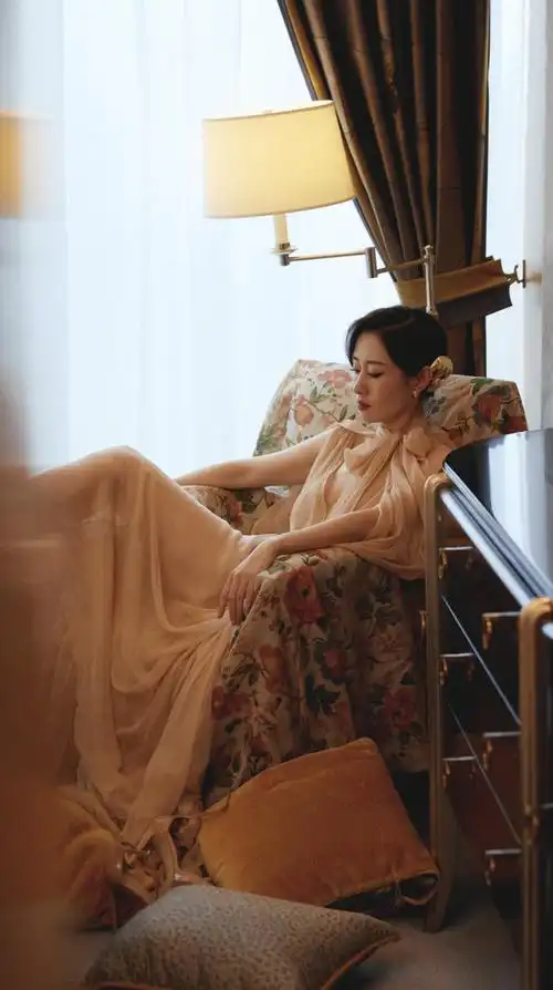 刘敏涛又贡献表情包了!跨年晚会一袭红衣热舞,44岁也乘风破浪