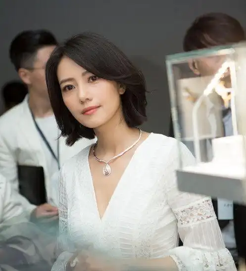 高圆圆操作复古缝纫机,网友却关心她的脚